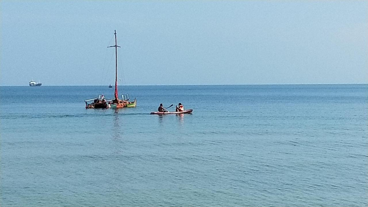 Omah Laut Bondo Jepara - By The Beach, Direct View Of The Sea, Great Base For Water Sports Margokerto Zewnętrze zdjęcie