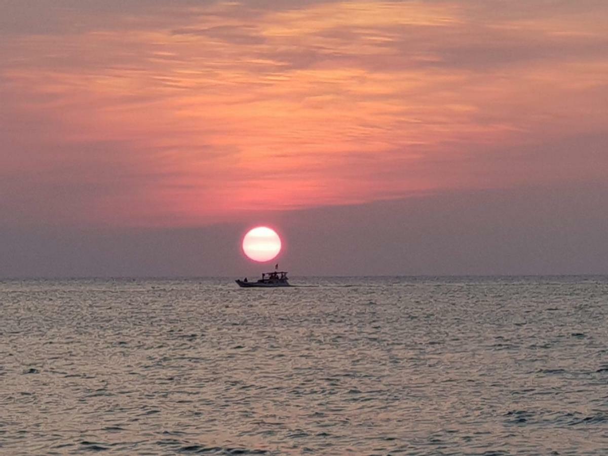 Omah Laut Bondo Jepara - By The Beach, Direct View Of The Sea, Great Base For Water Sports Margokerto Zewnętrze zdjęcie
